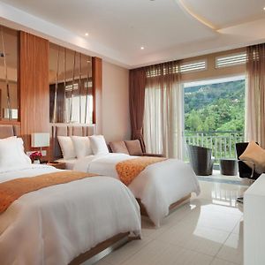 Junior Suite Twin Bed Fun Weekday